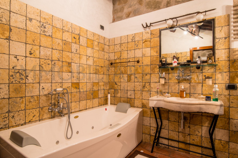 Immergiti nel verde rigoglioso dei Colli Euganei con questa straordinaria opportunità immobiliare...