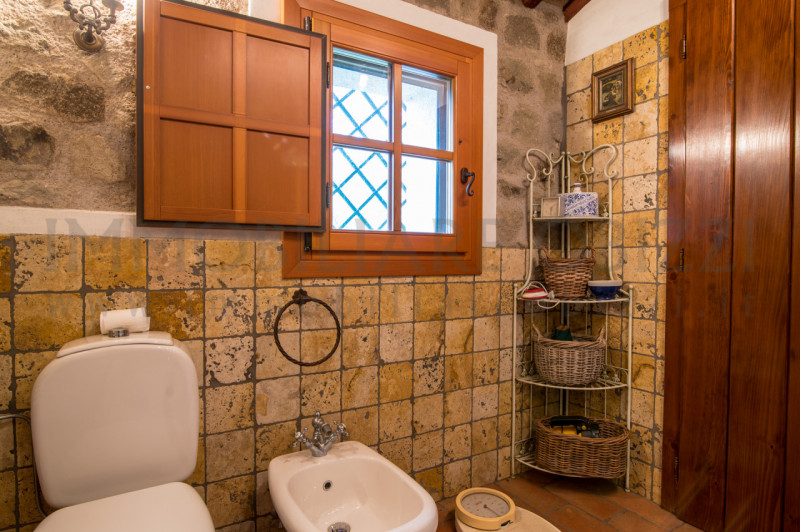 Immergiti nel verde rigoglioso dei Colli Euganei con questa straordinaria opportunità immobiliare...