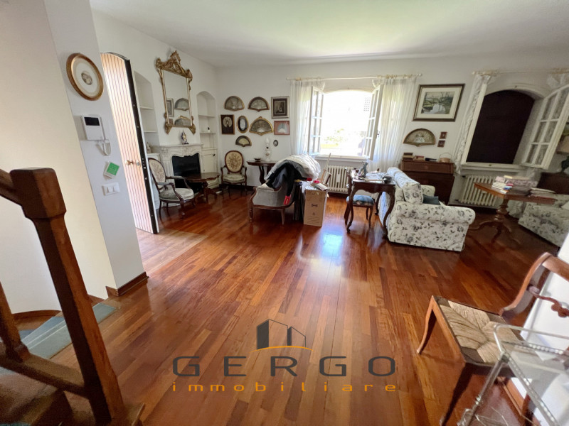 (Per INFO Cristina 3389226442) Ampia villa. A Padova, in zona Guizza, proponiamo in vendita villa...