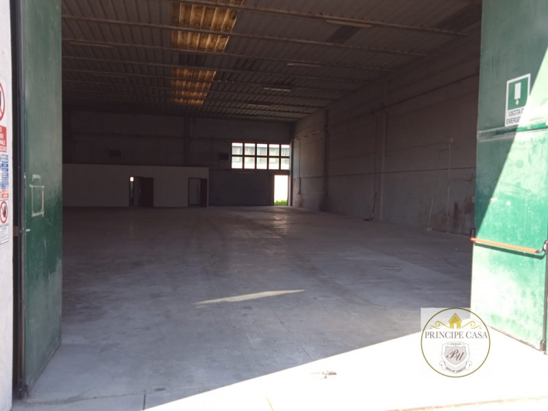 A Casale di Scodosia, in posizione comodissima la viabilità proponiamo capannone di recente costr...