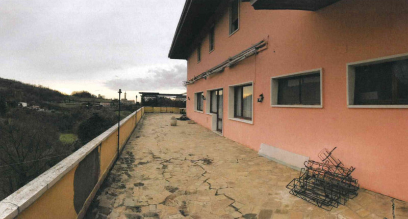 Situato nel cuore dei suggestivi Colli Euganei, dichiarati Patrimonio dell'Umanità dall'UNESCO, q...