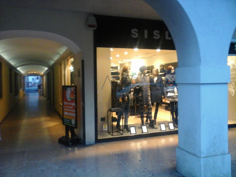 Scopri un'opportunità unica nel cuore pulsante di Castelfranco Veneto. Questo ampio negozio, situ...