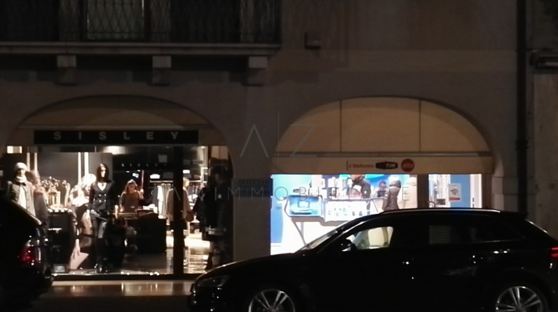 Scopri un'opportunità unica nel cuore pulsante di Castelfranco Veneto. Questo ampio negozio, situ...