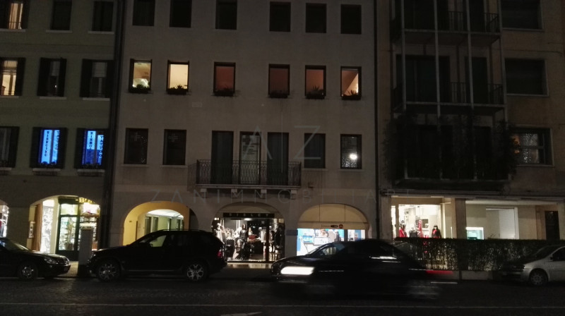 Scopri un'opportunità unica nel cuore pulsante di Castelfranco Veneto. Questo ampio negozio, situ...