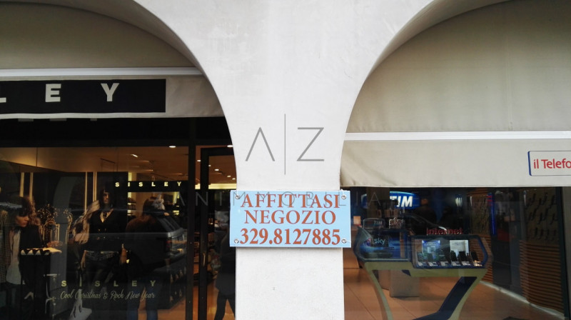 Scopri un'opportunità unica nel cuore pulsante di Castelfranco Veneto. Questo ampio negozio, situ...