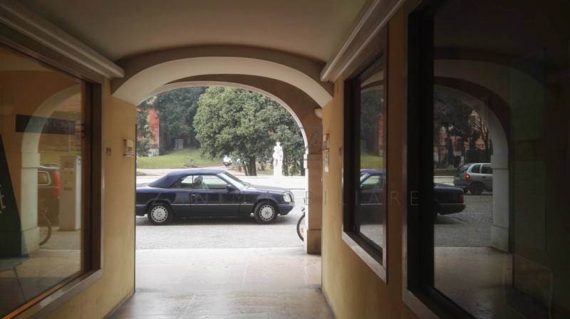 Scopri un'opportunità unica nel cuore pulsante di Castelfranco Veneto. Questo ampio negozio, situ...