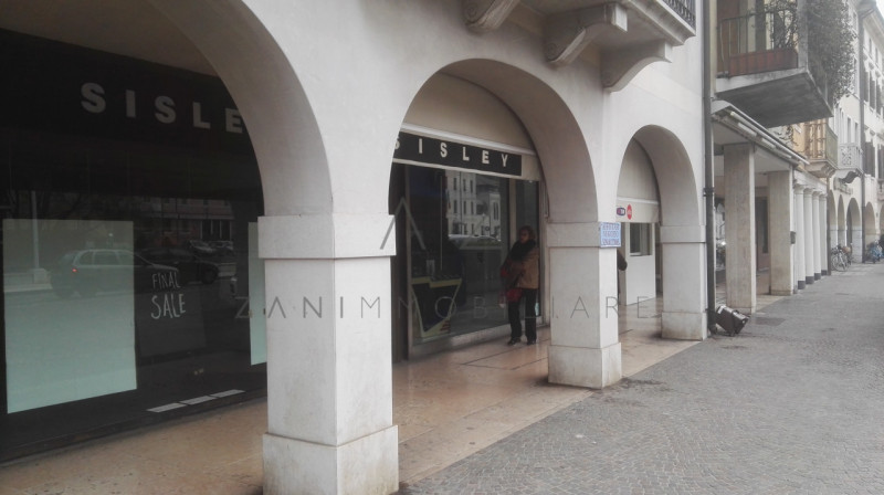 Scopri un'opportunità unica nel cuore pulsante di Castelfranco Veneto. Questo ampio negozio, situ...