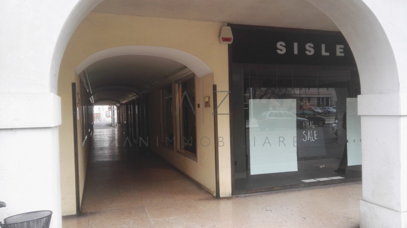 Scopri un'opportunità unica nel cuore pulsante di Castelfranco Veneto. Questo ampio negozio, situ...