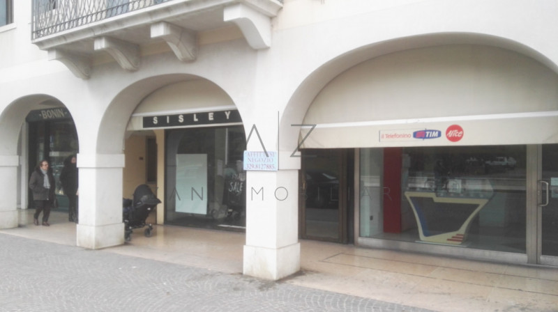 Scopri un'opportunità unica nel cuore pulsante di Castelfranco Veneto. Questo ampio negozio, situ...