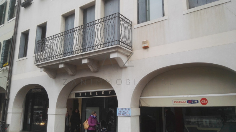 Scopri un'opportunità unica nel cuore pulsante di Castelfranco Veneto. Questo ampio negozio, situ...