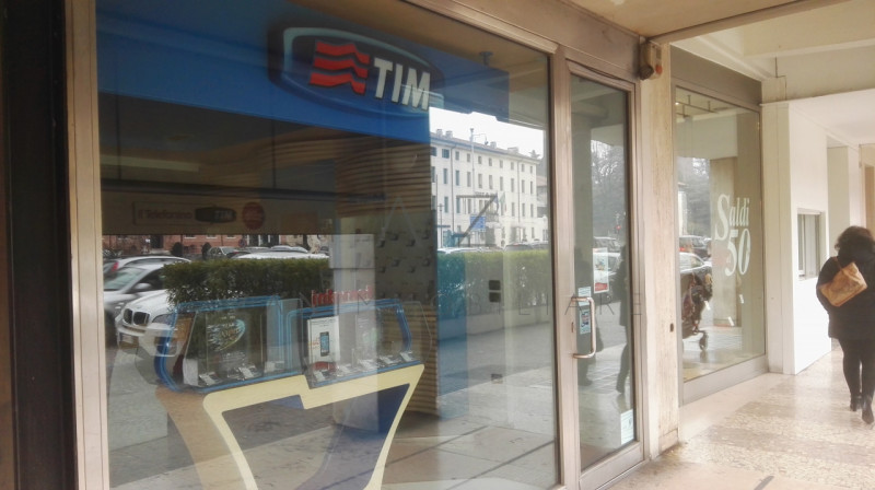 Scopri un'opportunità unica nel cuore pulsante di Castelfranco Veneto. Questo ampio negozio, situ...