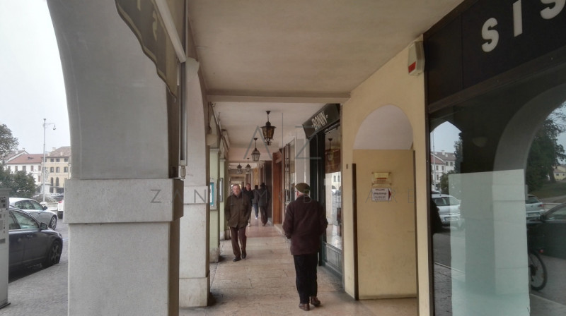 Scopri un'opportunità unica nel cuore pulsante di Castelfranco Veneto. Questo ampio negozio, situ...