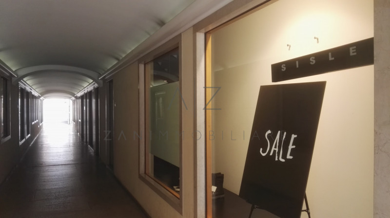 Scopri un'opportunità unica nel cuore pulsante di Castelfranco Veneto. Questo ampio negozio, situ...