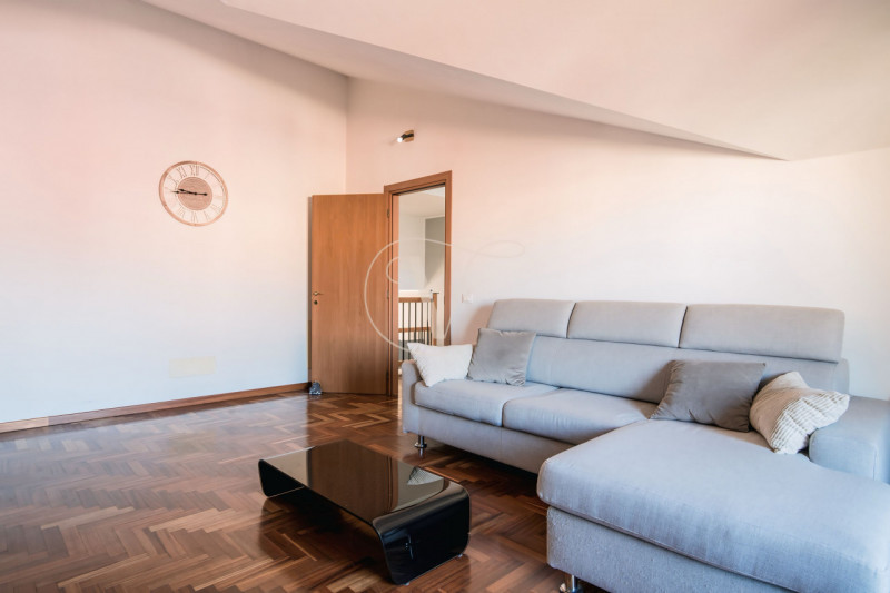 Se cerchi un immobile in ottime condizioni, super luminoso e con bassissime spese di gestione, qu...