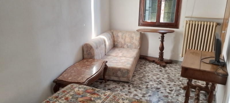 Affittasi appartamento per studenti con tre camere matrimoniali e un bagno, arredato, adatto a qu...