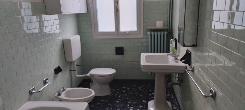 Affittasi appartamento per studenti con tre camere matrimoniali e un bagno, arredato, adatto a qu...