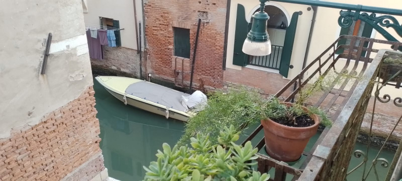 Affittasi appartamento per studenti con tre camere matrimoniali e un bagno, arredato, adatto a qu...