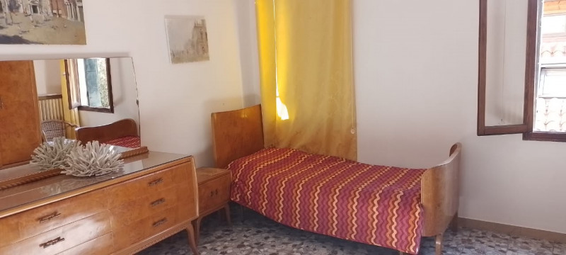 Affittasi appartamento per studenti con tre camere matrimoniali e un bagno, arredato, adatto a qu...