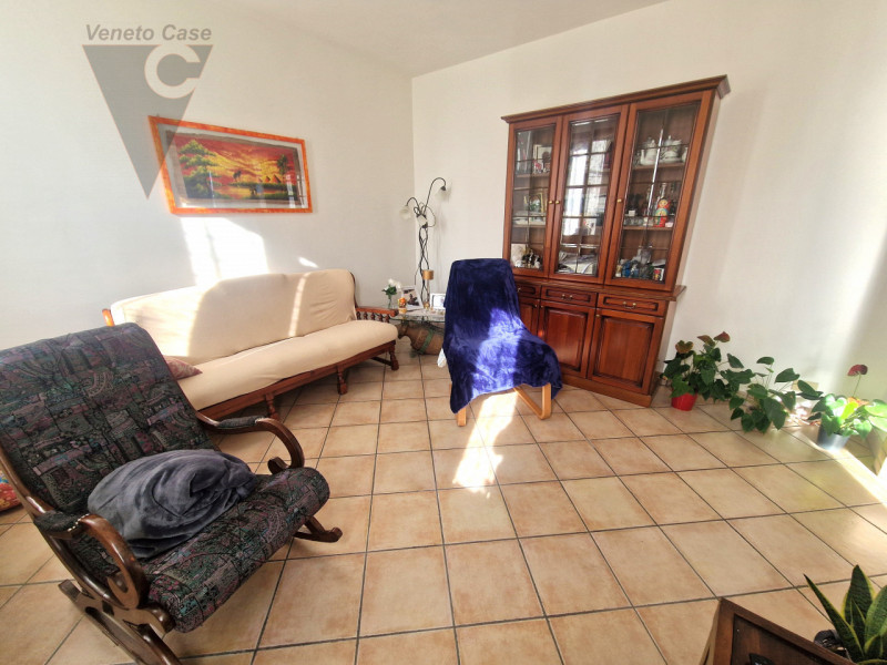 Proponiamo soluzione unifamiliare di grandi metrature, comoda ai principali servizi in un contest...