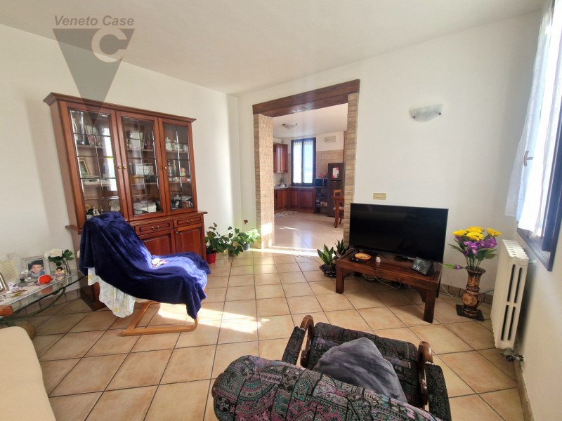 Proponiamo soluzione unifamiliare di grandi metrature, comoda ai principali servizi in un contest...