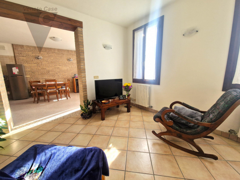 Proponiamo soluzione unifamiliare di grandi metrature, comoda ai principali servizi in un contest...