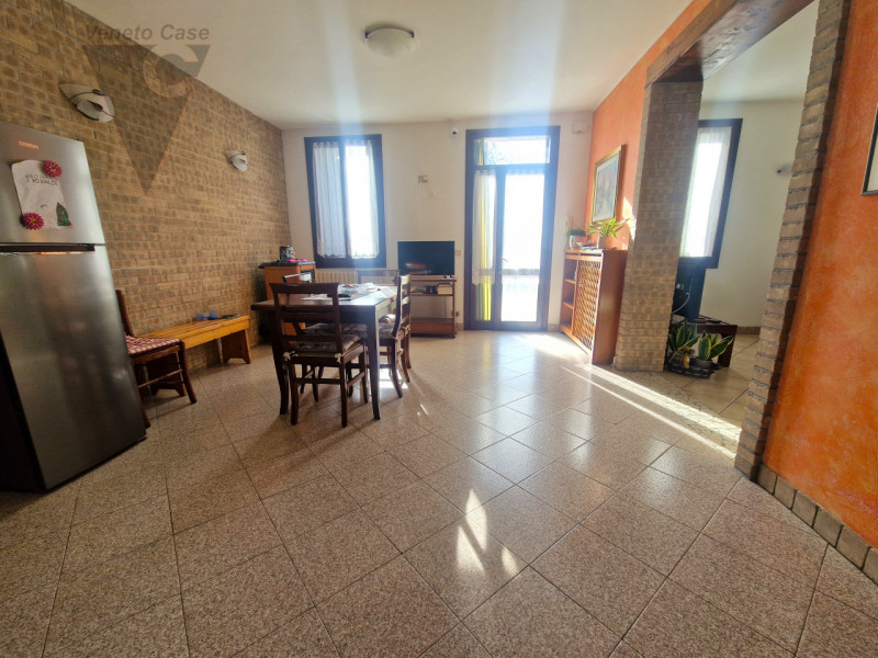 Proponiamo soluzione unifamiliare di grandi metrature, comoda ai principali servizi in un contest...