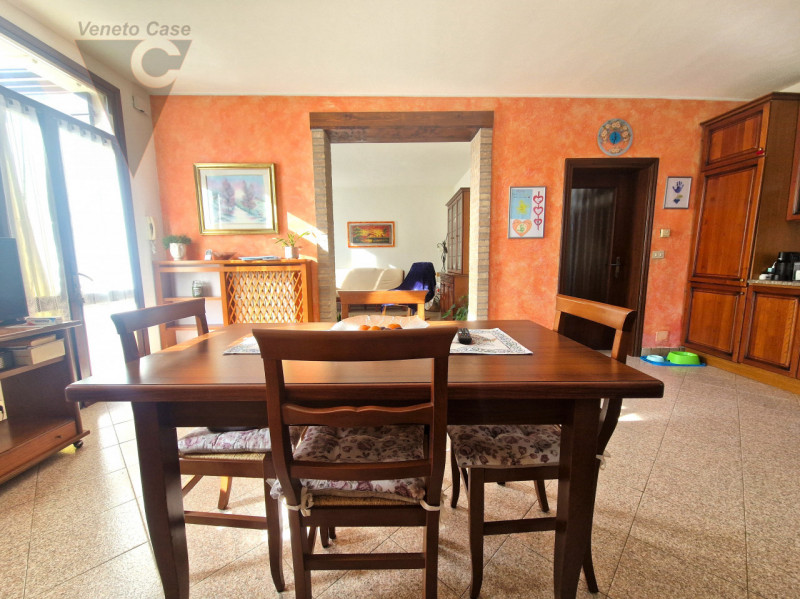 Proponiamo soluzione unifamiliare di grandi metrature, comoda ai principali servizi in un contest...