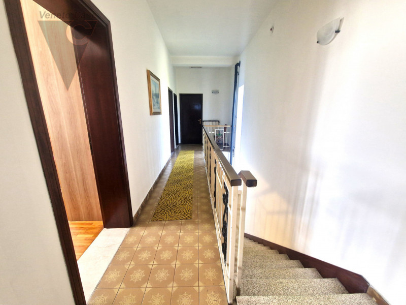 Proponiamo soluzione unifamiliare di grandi metrature, comoda ai principali servizi in un contest...