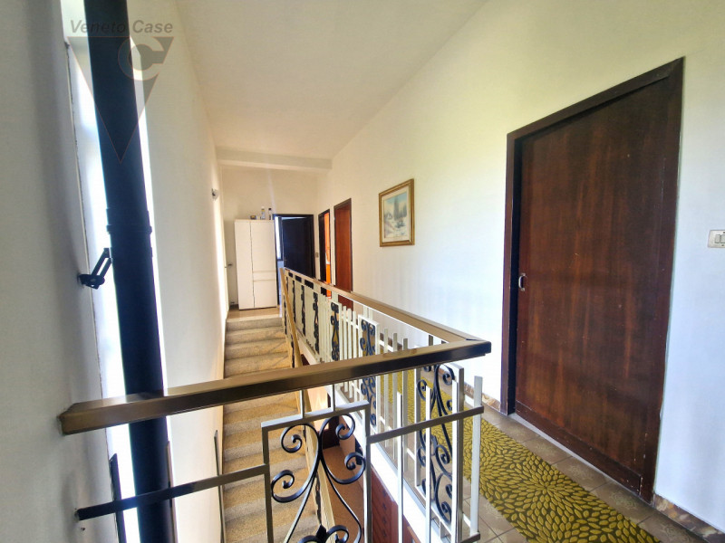 Proponiamo soluzione unifamiliare di grandi metrature, comoda ai principali servizi in un contest...