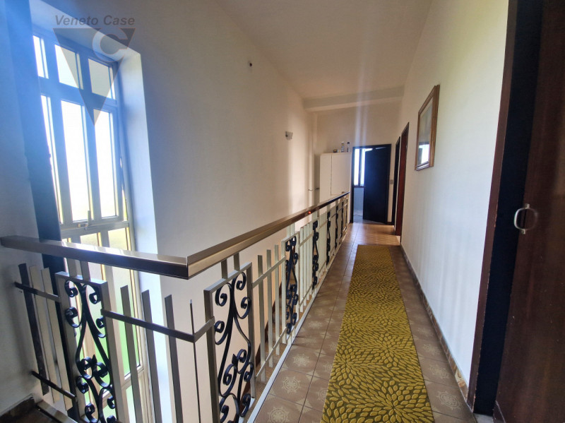 Proponiamo soluzione unifamiliare di grandi metrature, comoda ai principali servizi in un contest...