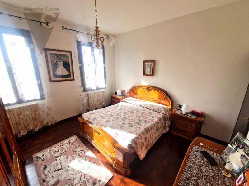 Proponiamo soluzione unifamiliare di grandi metrature, comoda ai principali servizi in un contest...