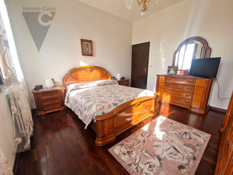 Proponiamo soluzione unifamiliare di grandi metrature, comoda ai principali servizi in un contest...