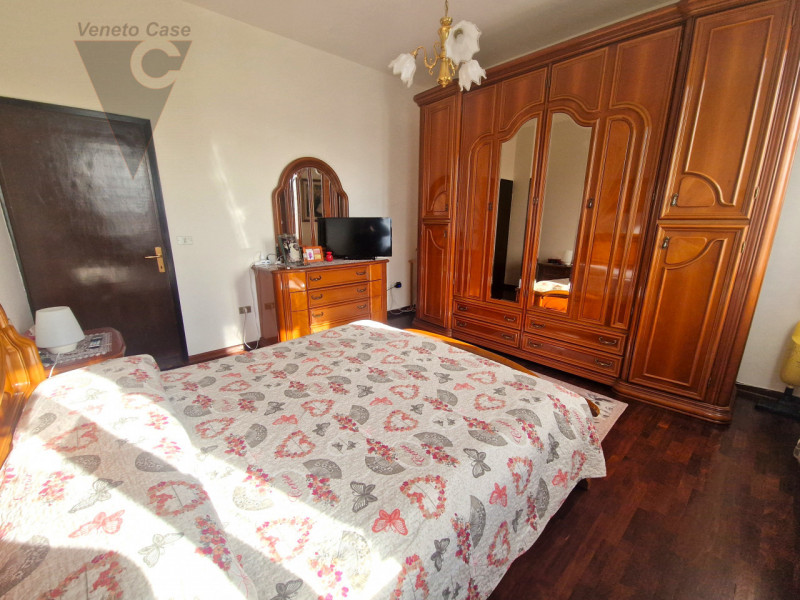 Proponiamo soluzione unifamiliare di grandi metrature, comoda ai principali servizi in un contest...