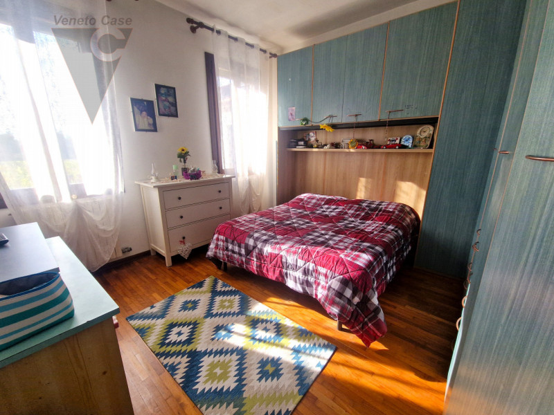 Proponiamo soluzione unifamiliare di grandi metrature, comoda ai principali servizi in un contest...