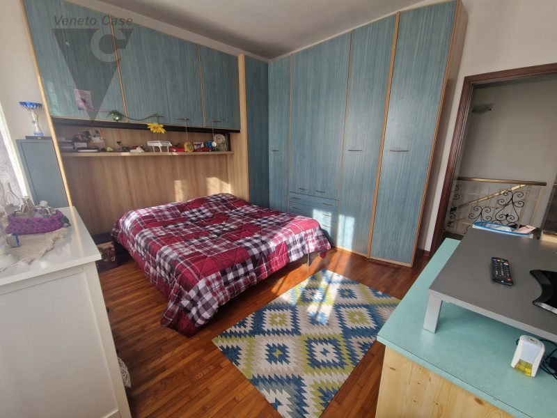 Proponiamo soluzione unifamiliare di grandi metrature, comoda ai principali servizi in un contest...