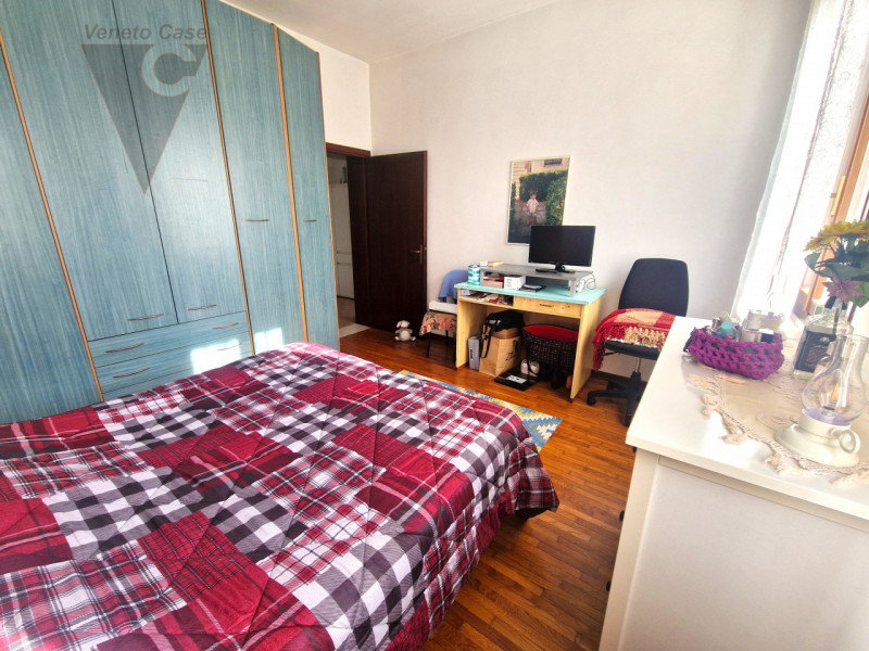 Proponiamo soluzione unifamiliare di grandi metrature, comoda ai principali servizi in un contest...