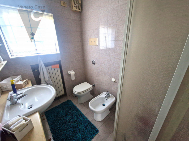 Proponiamo soluzione unifamiliare di grandi metrature, comoda ai principali servizi in un contest...