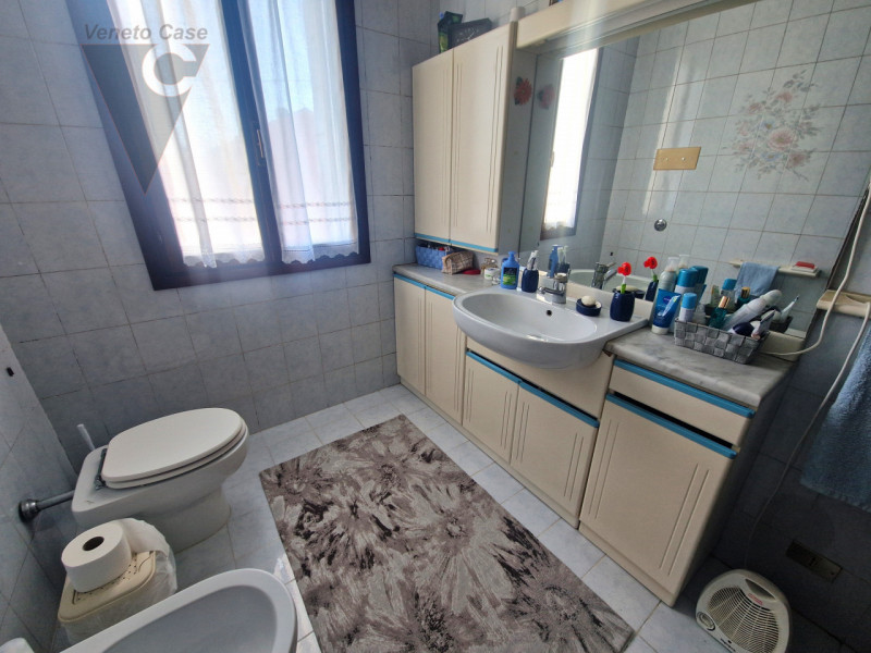 Proponiamo soluzione unifamiliare di grandi metrature, comoda ai principali servizi in un contest...