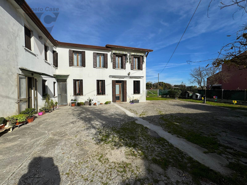 Proponiamo soluzione unifamiliare di grandi metrature, comoda ai principali servizi in un contest...