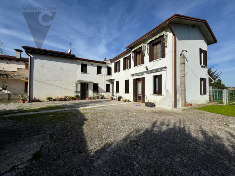 Proponiamo soluzione unifamiliare di grandi metrature, comoda ai principali servizi in un contest...