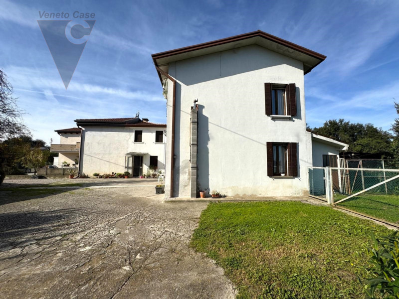 Proponiamo soluzione unifamiliare di grandi metrature, comoda ai principali servizi in un contest...