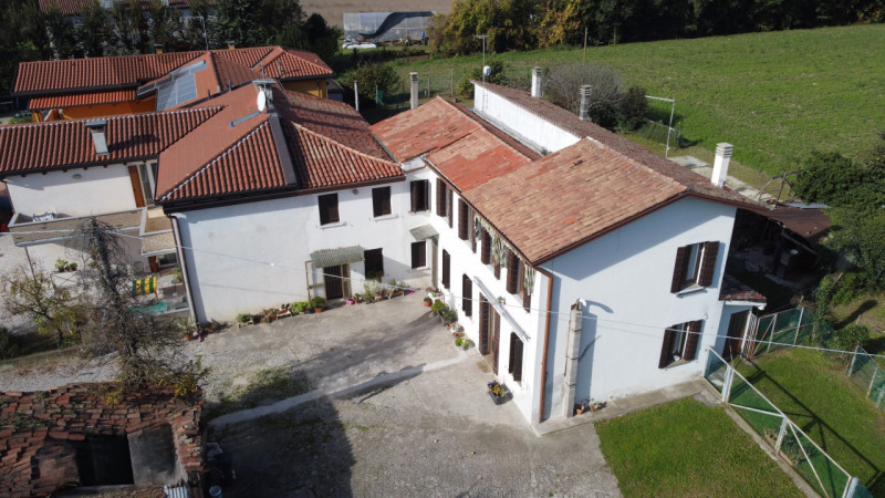 Proponiamo soluzione unifamiliare di grandi metrature, comoda ai principali servizi in un contest...