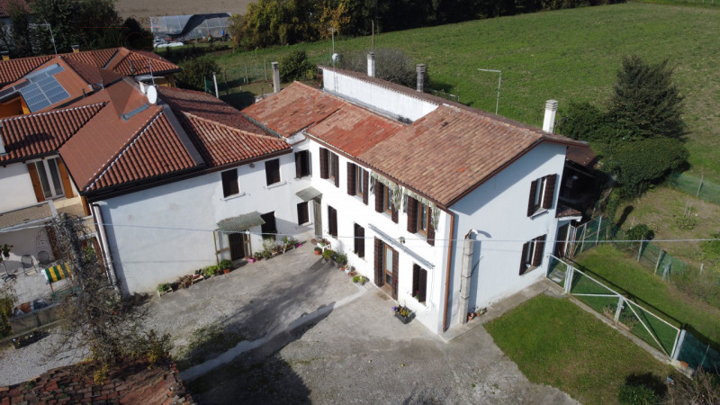 Proponiamo soluzione unifamiliare di grandi metrature, comoda ai principali servizi in un contest...