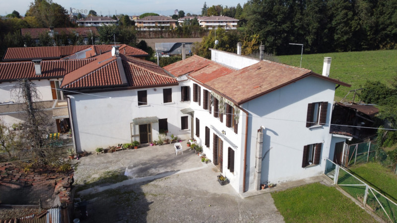 Proponiamo soluzione unifamiliare di grandi metrature, comoda ai principali servizi in un contest...