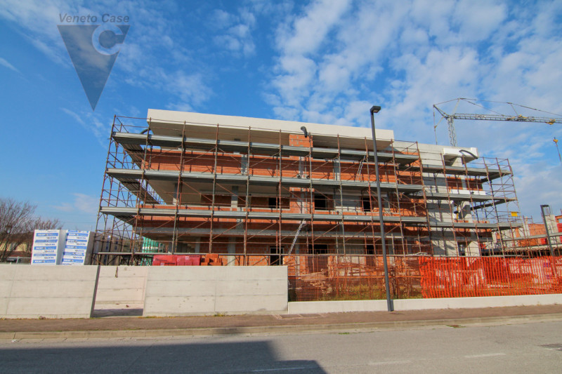 Proponiamo in vendita 5 appartamenti in fase di costruzione, situati in 2 condomini composti cias...