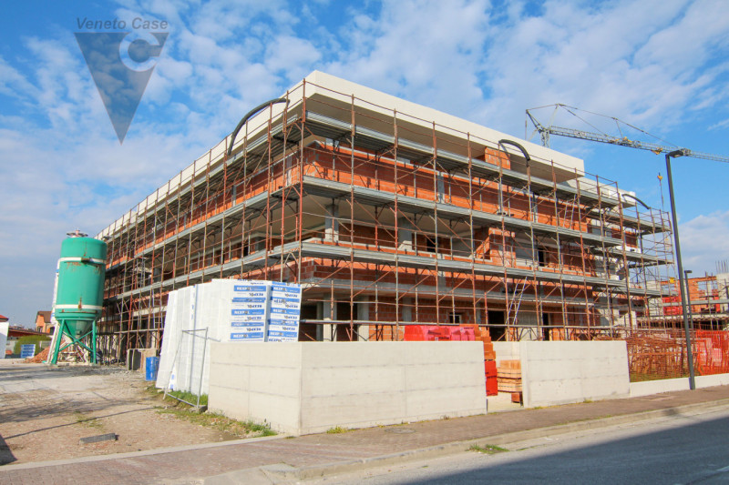 Proponiamo in vendita 5 appartamenti in fase di costruzione, situati in 2 condomini composti cias...