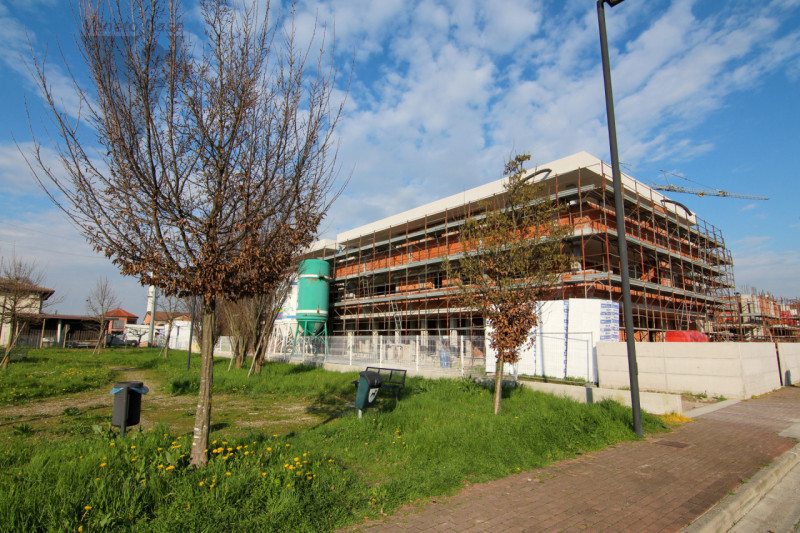 Proponiamo in vendita 5 appartamenti in fase di costruzione, situati in 2 condomini composti cias...