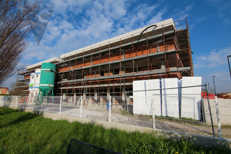 Proponiamo in vendita 5 appartamenti in fase di costruzione, situati in 2 condomini composti cias...