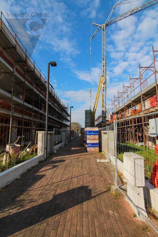 Proponiamo in vendita 5 appartamenti in fase di costruzione, situati in 2 condomini composti cias...