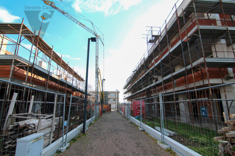 Proponiamo in vendita 5 appartamenti in fase di costruzione, situati in 2 condomini composti cias...